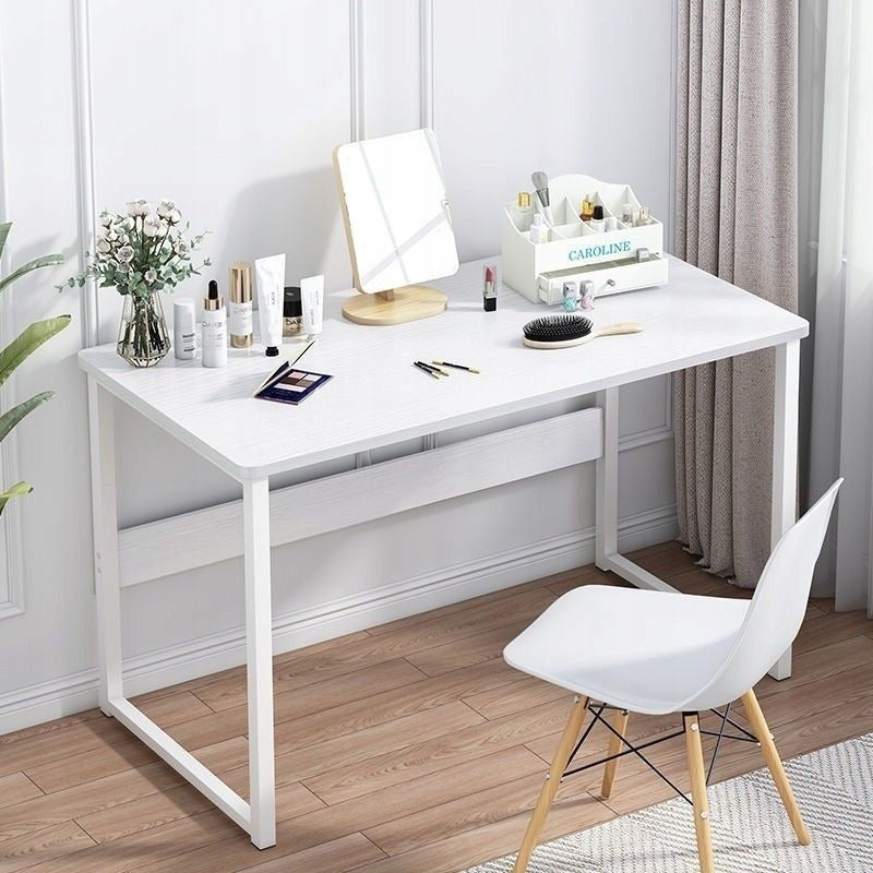 Białe biurko komputerowe w stylu skandynawskim – idealne do laptopa