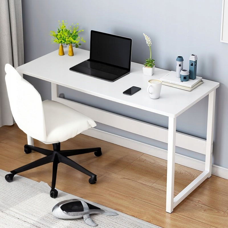 Białe biurko komputerowe w stylu skandynawskim – idealne do laptopa