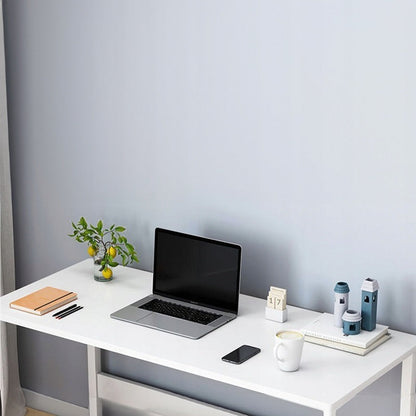 Białe biurko komputerowe w stylu skandynawskim – idealne do laptopa